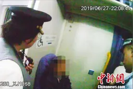乌鲁木齐开往福州列车现醉酒霸座男 自称“外国人”图片