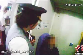 乌鲁木齐开往福州列车现醉酒霸座男 自称“外国人”图片
