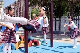 荡秋千、滑滑梯……这些农村孩子有了自己的游乐场图片