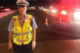 警灯闪烁在夜晚的高速路上，给你满满的安全感！图片