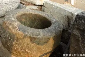 男子野外发现一个老古井，好奇用大磁铁扔下去，拉起后一下子赚翻图片