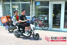 改装电动摩托车深受中学生青睐 交警：不能随心改装图片