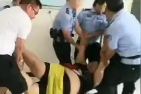 三百斤女子强吻老汉并网络直播，被行拘视频封面