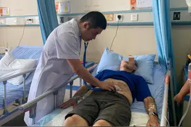 美国友人成都旅游突发阑尾炎 医生妻子当“志愿者”翻译视频封面