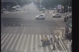 男子骑车突然倒地抽搐，接下来一幕很暖心！视频封面