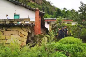 荣县“6·24”命案四天告破：两男子替人“出气”挥棒打人致死视频封面