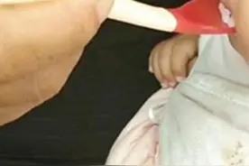 “喂饭奶奶”火了，6个月娃六月天穿棉袄吃米饭，称：妈妈没奶图片