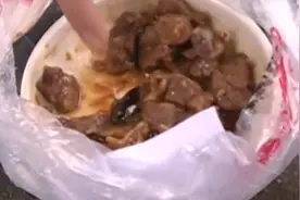 排骨饭吃出蟑螂，餐厅：不能开赔钱先例视频封面