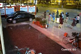 【视频】扬中一男子为逃避检查驾车撞民警后逃逸视频封面