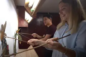 耍起皮影，两老外“戏精”附体，排了一出“吃面记”！