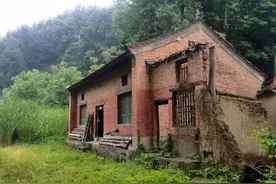 27岁姑娘独身进山睡破土炕，3年后竟成了这样图片