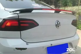 改装尾翼不但构造材质不同，而且颜色也要匹配图片