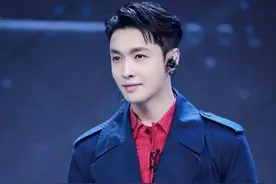 张艺兴穿运动装开演唱会，大汗淋漓比心，网民：先穿上衣服图片