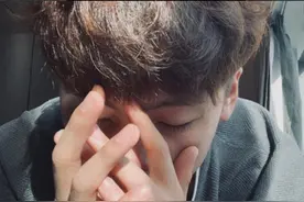 抖音我跌跌撞撞奔向你是什么歌？多想在平庸的生活拥抱你歌词图片