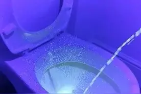 “是男人就坐着嘘嘘吧！”因为站着尿，实在太脏了图片