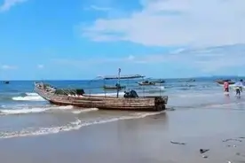 头条 | 红瓦、绿树、碧海、蓝天……这个暑假，来防城港给自己一场梦幻的滨海梦吧图片