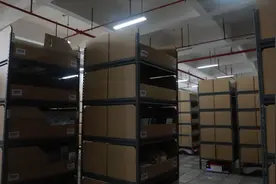 从“人找货”到“货找人”！探秘忙着发货的搬运机器人视频封面
