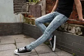 牛仔裤不要配帆布鞋！学学这样的搭配，男人味十足图片