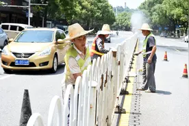 市政工人在苏仙南路维护隔离护栏图片