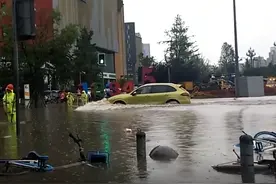 成都天府五街一积水路口暂停通行 仍有“心大”车主往前冲视频封面