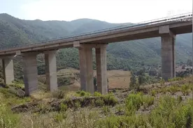 中国企业承建阿尔及利亚南北高速公路53公里项目部分通车视频封面
