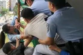 【视频】女子坐9楼脚手架轻生，跌落瞬间被民警徒手抓住！视频封面