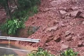 暴雨致成渝高速滑坡断道 目前抢修中仍在管制视频封面