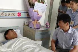 母亲因白血病去世，退伍兵捐干细胞救人视频封面