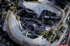 俯瞰广州天环广场“双鲤鱼型”建筑醒目图片
