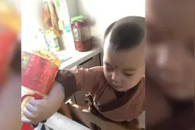2岁男童爬椅子炒菜，能独立做米饭煮粥视频封面