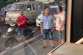 成都豪车追尾公交车事件追踪：
警察鸣枪之前到底发生了什么视频封面