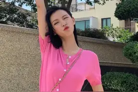 张予曦时髦起来真没别人啥事，妥妥的女生穿搭范本，思聪后悔吗？图片