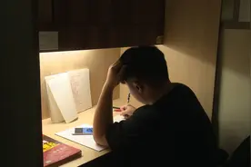 南京：“共享自习室”走红 小隔间里的学习世界视频封面