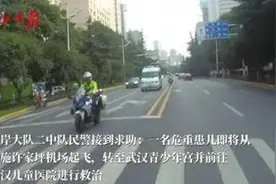 交警骑摩托一停一顿过马路，背后原因太暖心图片