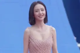 成龙国际动作电影周 佟丽娅裸色长裙亮相红毯气质优雅视频封面
