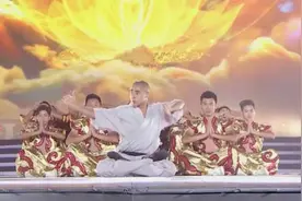 东西方武师上演《天下英雄》 精彩武术表演震撼全场视频封面