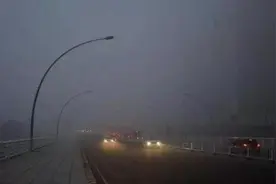 高速上突降暴雨，打开雾灯还是双闪？不弄明白就别开车了图片