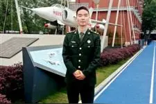 三代军人三代党员，我们的军魂永不散，喜欢穿父亲军装的他自己也入伍了图片
