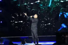 铁质男声侯旭亮相演唱会 热门歌曲演绎震撼全场图片