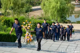 八一前夕战友相聚，缅怀34年前越南自卫还击战中牺牲烈士安连军图片