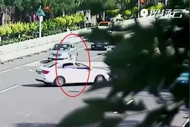 行人过马路没走斑马线 倒退时被车轧脚 交警：行人承担主要责任视频封面