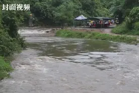 广西南宁爆发山洪  37名游客被困河谷