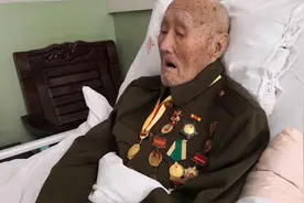 两个兵！67岁儿子陪百岁父亲过建军节视频封面