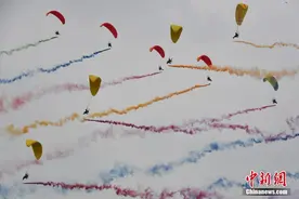 百余名“空中运动员”逐梦蓝天 2019年全国跳伞冠军赛启幕图片
