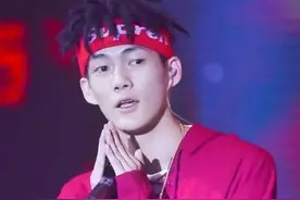红花会贝贝直播剁手指现场图曝光 贝贝禁播原因揭秘 贝贝李京泽资料照片图片