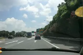 误入ETC车道变道被罚！往嘉定的这个高速收费站，一条长实线让不少车主尴尬了！视频封面