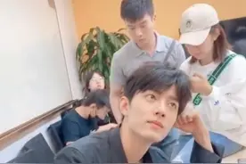 有一种签名叫肖战的签名，别的明星都签在纸上，而他却与众不同图片