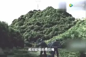 几吨重的高压线 如何架到相距千米的铁塔上？图片