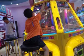 儿童游乐场内惊现推币机，家长：这是在变相教孩子赌博图片