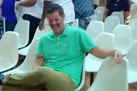 这个穿绿色POLO衫的美国男子，火了图片